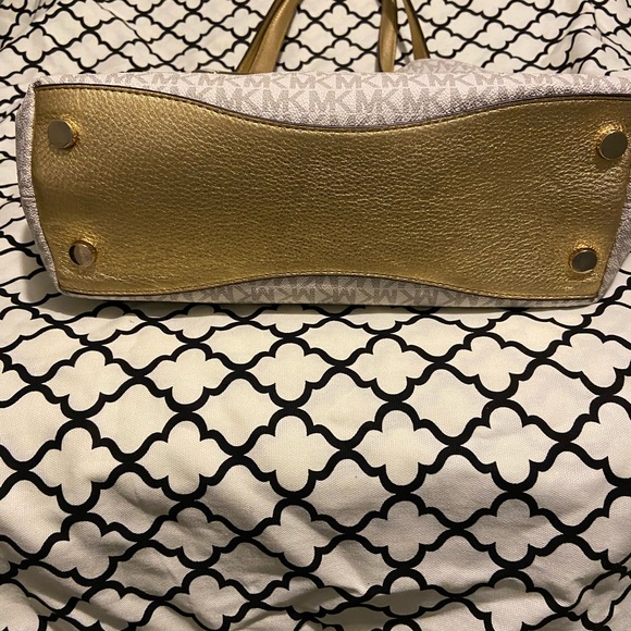 Authentic signature Michael Kors bag - Picture 4 of 10